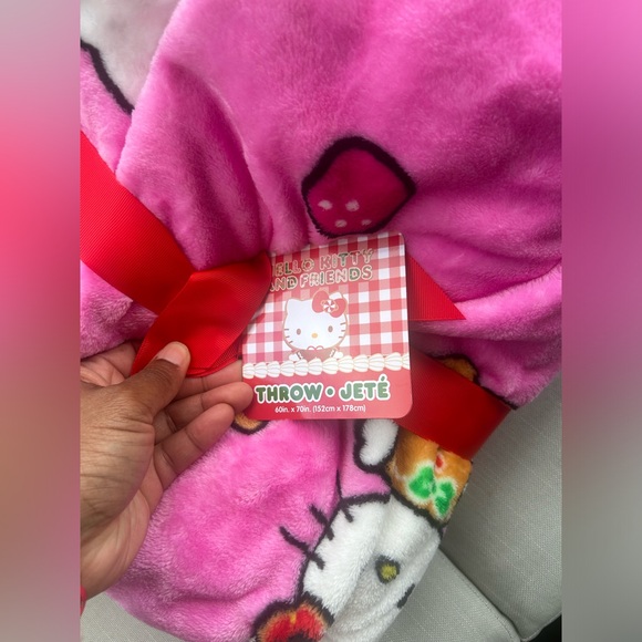 Hello Kitty gum drop and pink bow Christmas blankets/2 blankets  - Picture 4 of 4